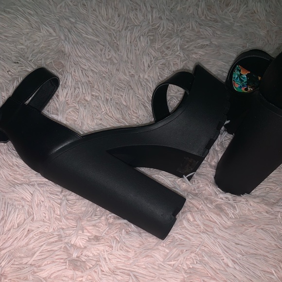 Black Platform Sandals - Picture 4 of 6